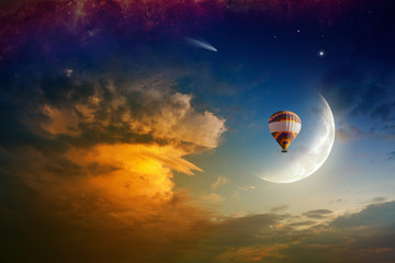Concept de rêve - montgolfière dans un ciel rougeoyant avec une lune montante