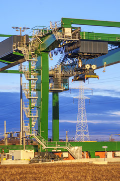 Industrieanlage Container Verladekran im G&uuml;terbahnhof