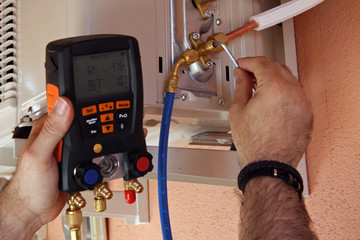 Instalador verificando el compresor de aire acondicionado