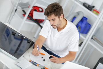 Obraz premium attractive technician calculating quote at clients home