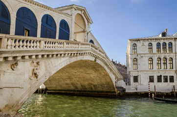 Fototapeta na wymiar the rialto bridge in venice during a sunny day, Venice, Italy