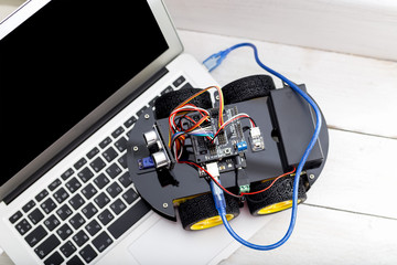 connected to a laptop via a wire robot on four wheels usb