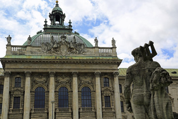 Fototapeta na wymiar Justizpalast (Nordfassade) am Alten Botanischen Garten in München: Blick vom Neptun(Brunnen) auf Mittelrisalit und Kuppel