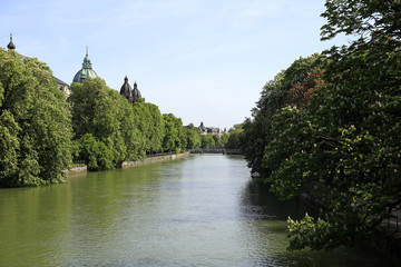 München: Frühsommer an der Isar (Blick von der Ludwigsbrücke)