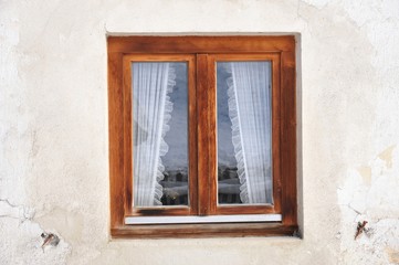 Fototapeta na wymiar Altes Fenster an Hofgebäude, Bayerischer Stil