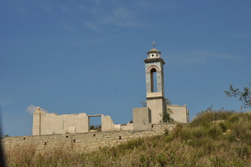 Fototapeta na wymiar Church of St. Nicholas at the Kouris Reservoir