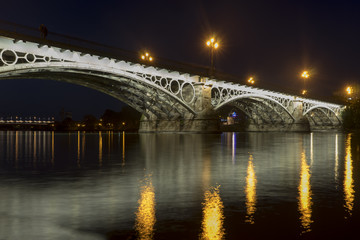Fototapeta na wymiar hermoso puente de Triana junto al río Guadalquivir a su paso por la ciudad de Sevilla, Andalucía