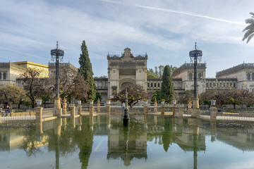 Obraz premium Museo arqueológico en el parque de María Luisa de la ciudad de Sevilla