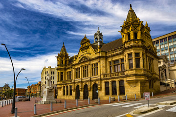 République d& 39 Afrique du sud. Port Élisabeth. La bibliothèque publique construite dans le style victorien tardif, la statue en marbre de la reine Victoria et la place du marché