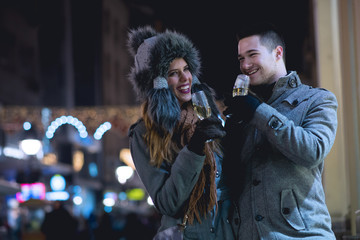 Obraz premium Young lovers enjoy on the street at night in the city, the street lights, romance.Under exposed photo