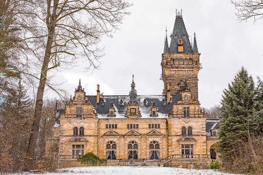 The magnificent hunting lodge Hummelshain in winter
