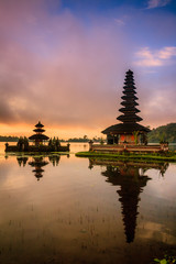 Naklejka premium View of mountain, lake and a temple in Bali Indonesia