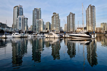 Fototapeta na wymiar Seawall and boats in city marina. Yaletown. Cambie Bridge. False Creek. Vancouver downtown. British Columbia. Canada.