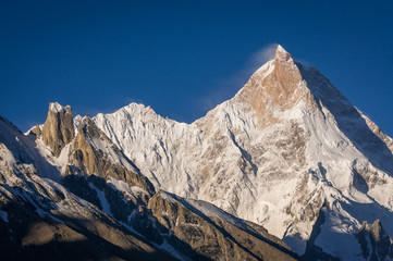 Masherbrum-bergpiek of K1-piek in een ochtend, K2 de trekkingsroute van het basiskamp in Karakoram-gebergte, Pakistan, Azië