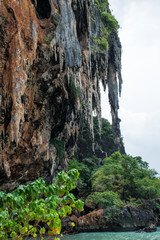 Felswand am Meer in Thailand 