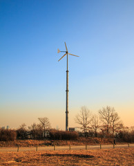 Fototapeta na wymiar 노을속 하늘공원의 풍력발전기