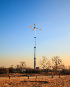 노을속 하늘공원의 풍력발전기