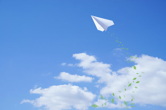 新緑 紙飛行機　背景 春イメージ
