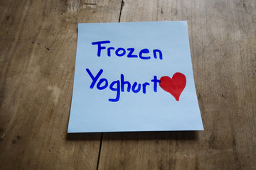 Post it memo on wooden table, Todo, Frozen Yoghurt