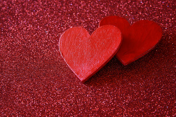 Obraz premium Wooden red hearts on red shiny background