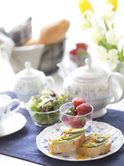 アボカドパンとイチゴの朝食