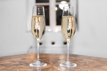 Zwei mit Champagner gefüllte Glässer auf einem antiken Tisch