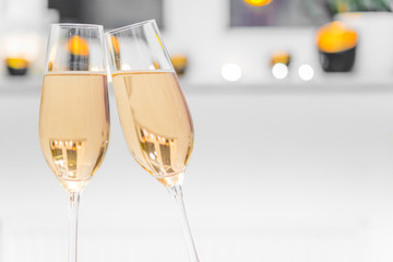 Nahaufnahme von zwei mit Champagner gefüllten Glässern