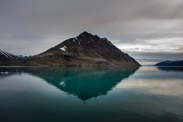Fotobehang Arctic landscape in Svalbard, Spitsbergen © Alexey Seafarer