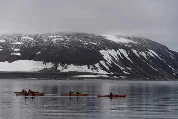 Deurstickers Arctisch kajakken in Svalbard, Spitsbergen © Alexey Seafarer