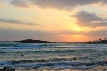 Malerisch: Blick auf die Insel vor dem berühmten Strand "Nissi Beach" im Sonnenuntergang