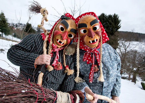 Fastnacht Hexen mit Masken und Besen im Garten