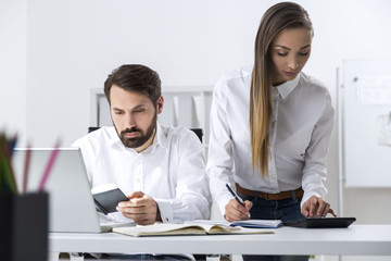 Obraz premium Boss reading, secretary counting