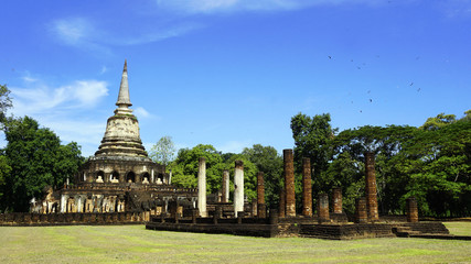 Naklejka premium Historical Park Wat chang lom temple landscape with trees sukhot
