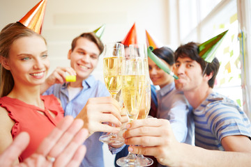 Start-Up Team feiert Erfolg mit einer Party