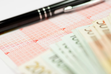 Lottoschein, Jackpot und Geldgewinn