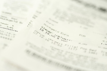 Fototapeta premium Viele Kassenbelege und die Mehrwertsteuer