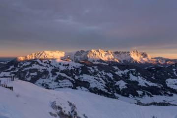 Gebirge Wilder Kaiser leuchtet beim Sonnenaufgang im Winter
