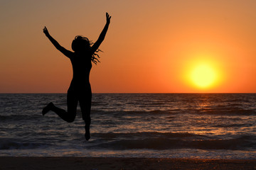Fototapeta premium Woman enjoy sunrise