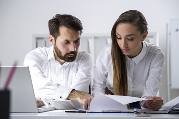 Obraz premium Bearded man, businesswoman and a document