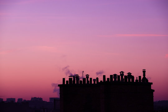 chemin&eacute;e chauffage &eacute;nergie paris toit solei lever ciel silouet