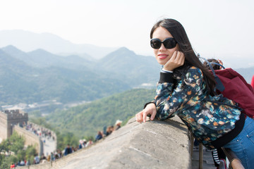 Naklejka premium Girl at the Great wall of China