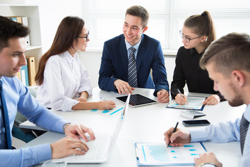 Obraz premium Business people having a meeting