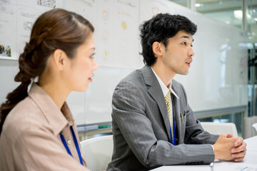 会議・打ち合わせのイメージ（ビジネス・男性・女性）
