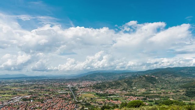 Vista panoramica della vallata di Montecatini Terme  durante una giorno di sole e nuvole.
