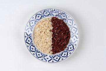 Ready served of brown rice and organic red jasmine rice.