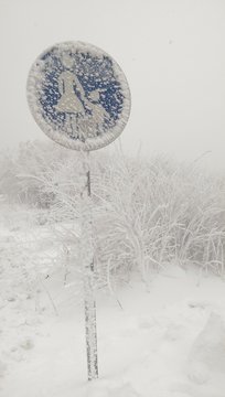 Verschneiten Schild im Winter