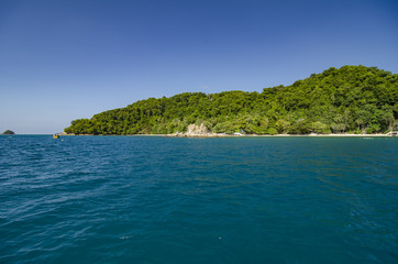 Obraz premium Tropical island view from the sea with blue sky background at sunny day
