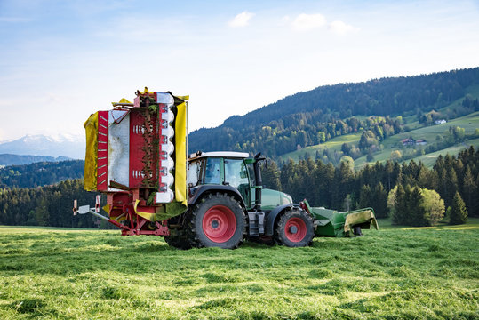 Grasernte im Allgäu, Traktor mit angehobenem Mähwerk