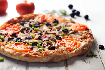 Pizza vegetal con ingredientes