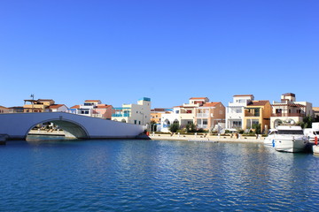 Fototapeta na wymiar Hafen und bunte Häuser in Limassol (Lemesos) auf Zypern